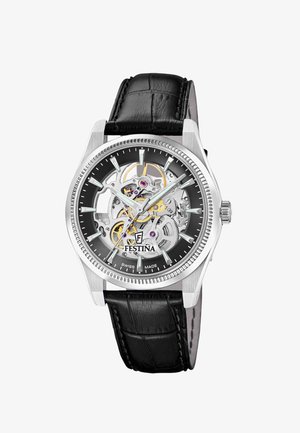Zilverkleurig Festina-horloge met zichtbare mechanische tandwielen, zwarte leren band en duidelijke uurmarkeringen op een zwarte en transparante wijzerplaat.
