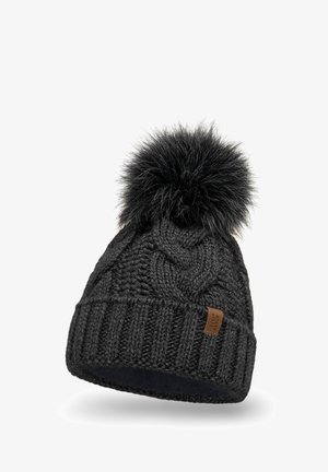 Bonnet tricoté noir avec un motif de câble texturé, doté d'un pompon en fausse fourrure sur le dessus et d'une petite étiquette en cuir sur le côté.