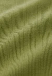 Groen textiel met verticale geribde lijnen. Het oppervlak lijkt zacht met een lichte glans, met een uniforme kleur en subtiele diepte.