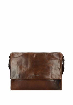 Sac en bandoulière en cuir marron avec une texture lisse, fermeture à rabat plié, sangle réglable et logo discret sur le devant.