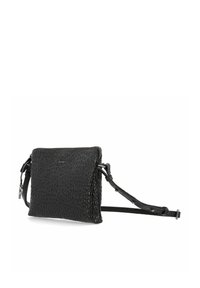 Borsa a tracolla in pelle nera con texture, chiusura a zip, tracolla regolabile e dettaglio logo discreto. Forma rettangolare con bordi lisci.
