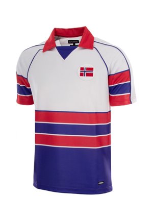Wit, rood en blauw sportshirt met korte mouwen, een rode kraag en een Noors vlagembleem op de borst.