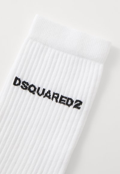 Hvide ribbede sokker med en tekstureret finish, prydet med brandnavnet "DSQUARED2" i sort broderi langs siden.
