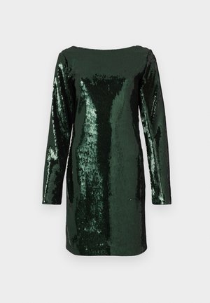 Žalia blizgučių suknelė su ilgomis rankovėmis ir kvadratine iškirpte, turinti prigludusią siluetą ir blizgantį, tekstūruotą paviršių.