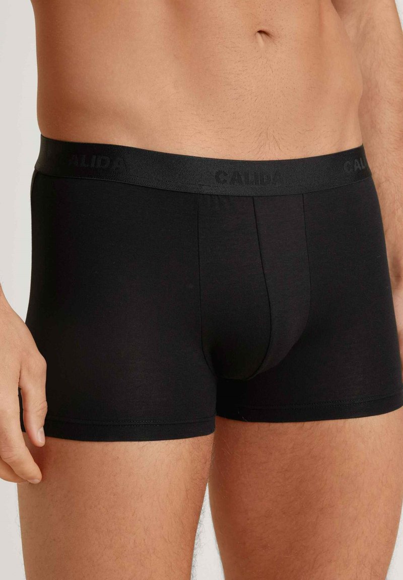 Boxer neri in cotone con una cintura morbida che presenta il nome del marchio "CALIDA", progettati con una vestibilità aderente e una superficie liscia.