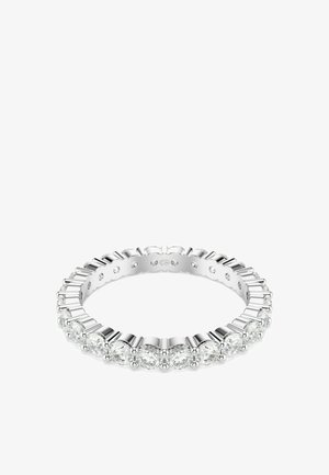 Anillo de banda de eternidad de plata con diamantes claros redondos dispuestos uniformemente alrededor de toda la circunferencia.