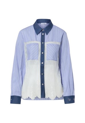 Jasnoniebieska koszula w cienkie paski z długim rękawem, ciemnoniebieskim kołnierzykiem, mankietami, plisą na guziki, dwoma kieszeniami na piersi i białą koronkową aplikacją z przodu.