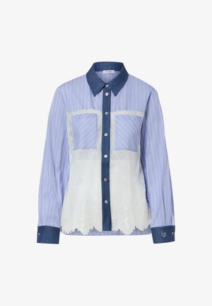 Lichtblauw gestreept shirt met lange mouwen, donkerblauwe kraag, manchetten, knoopsluiting, twee borstzakken en een witte kanten overlay aan de voorkant.