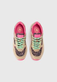 Les baskets présentent une tige en suède beige avec un panneau à imprimé léopard, des accents rose vif et des lacets verts éclatants. Semelle plate pour un usage décontracté.