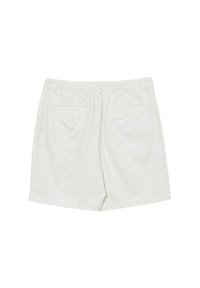 Shorts bianchi in cotone con una vestibilità comoda. Presentano due tasche posteriori e una superficie liscia. L'orlo è dritto e rifinito.