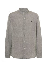 Camicia a maniche lunghe in lino grigio chiaro con colletto rialzato e un piccolo logo sul petto, dotata di chiusura con bottoni sul davanti.