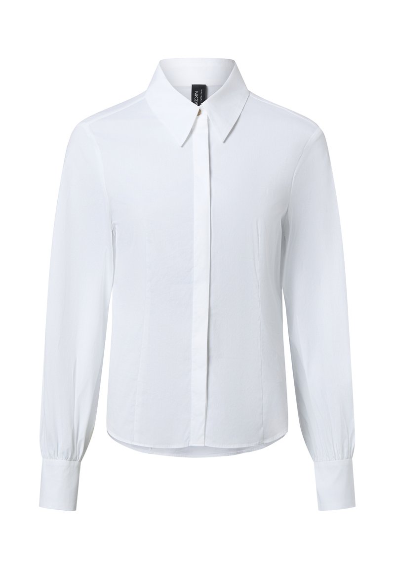 Weißes Langarmhemd mit klassischem Kragen, durchgehend geknöpft und mit geradem Saum. Hergestellt aus glattem Stoff mit leicht zerknitterter Textur.