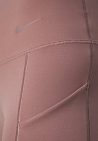 Nike Performance UNIVERSA SHORT - Leggings - smokey mauve