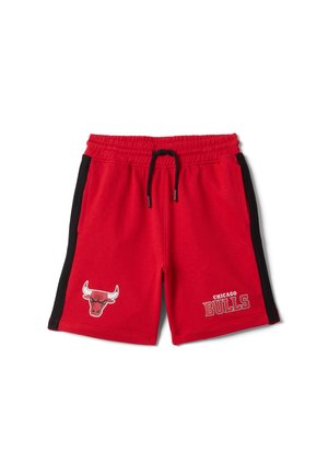 Shorts de sport rouges avec des bandes latérales noires, logo des Chicago Bulls sur la jambe gauche et taille à cordon sur fond blanc.