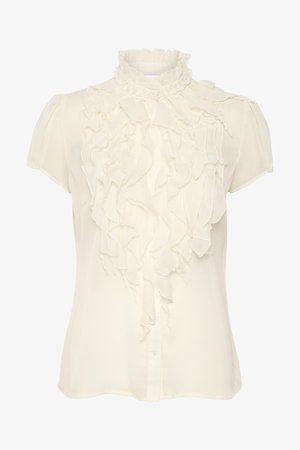 Kremowa bluzka wykonana z lekkiego materiału, z falbaniastym przodem, wysoką szyją, krótkimi rękawami i zapięciem na guziki.