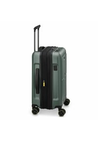 Valise rigide verte avec une seule fermeture éclair noire, poignée étendue et quatre roues multidirectionnelles. Accents et poignée noirs remarquables.