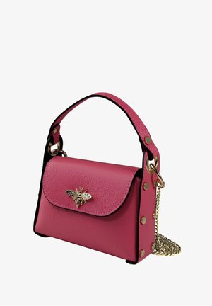 Rosa Lederhandtasche mit einem goldenen Bienenakzent, schwarzem Rand und dekorativen Nieten. Verfügt über einen Kettenriemen und eine strukturierte rechteckige Form.