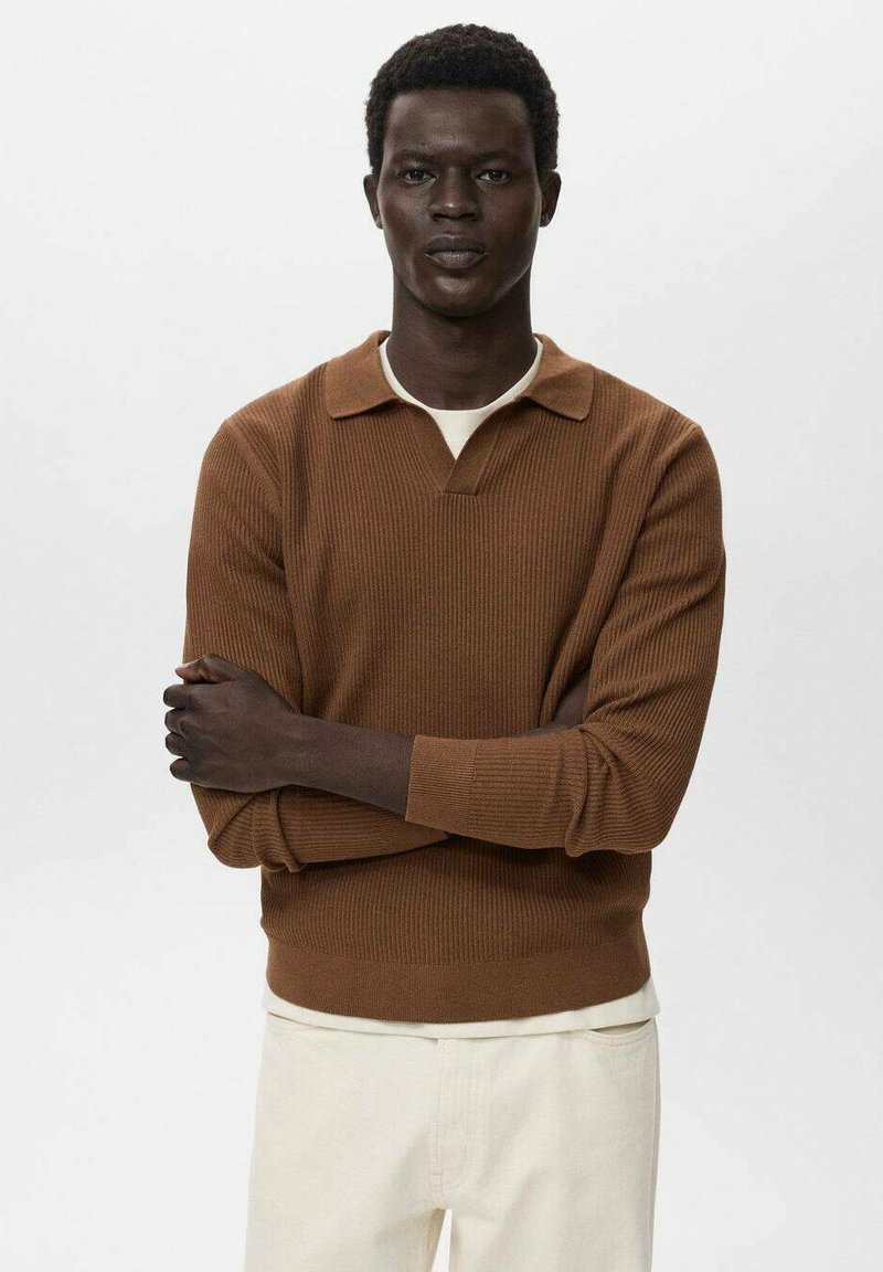 Suéter marrón de punto acanalado con cuello de polo, que presenta un escote en V y mangas largas, combinado con pantalones de un color claro. Diseño simple y texturizado.