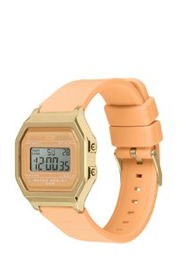 Reloj digital con una caja hexagonal de color dorado y correa de silicona de color naranja claro. Sus características incluyen una pantalla digital, cronómetro y resistencia al agua.