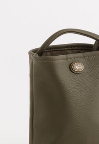 Olijfgroen leren emmer tas met een textuur oppervlak, korte handvaten en een goudkleurige drukknop accent. Eenvoudig en functioneel ontwerp.