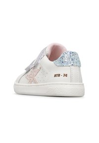 Sneaker bianco per bambini con stella di glitter rosa di lato, linguetta del tallone di glitter blu, interno rosa e "NTR-74" stampato sul tallone.