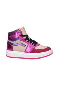 Hoge sneakers met een mix van levendig roze en paarse metallic materialen, zwarte veters en een contrasterende witte zool met roze accenten.