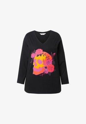 Černé tričko s dlouhým rukávem a výstřihem do V, na přední straně s živým, vícerozměrným motivem lebky a růže.