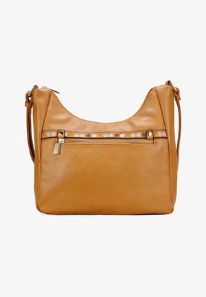 Bolso de hombro de cuero marrón claro con parte superior curvada, costura decorativa de flores, bolsillo frontal con cremallera y correa ajustable.