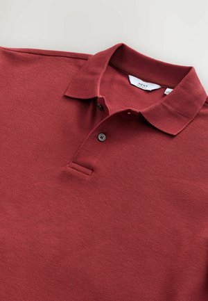 Bordowa koszulka polo wykonana z teksturowanej tkaniny, z kołnierzykiem, zapięciem na dwa guziki i bez widocznych wzorów czy logo.