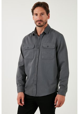 Grå langærmet skjorte med en button-down krave, to brystlommer og detaljeret syning; lavet af et glat, let stof.