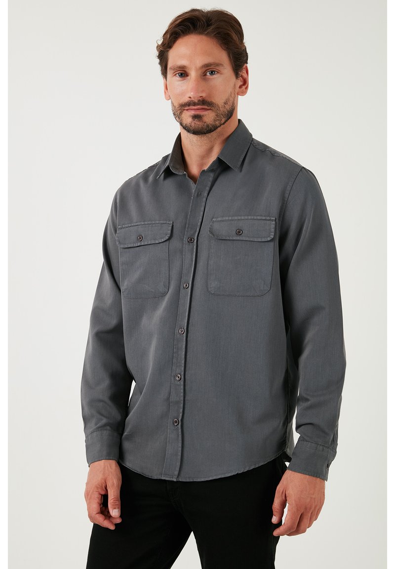 Grijze lange mouw shirt met een button-down kraag, twee borstzakken en gedetailleerde stiksels; gemaakt van een gladde, lichtgewicht stof.
