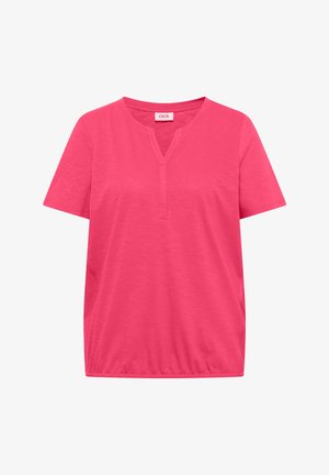 Camisa de manga corta de color rosa brillante con cuello en forma de V y dobladillo elástico, hecha de tela suave y ligeramente texturizada.