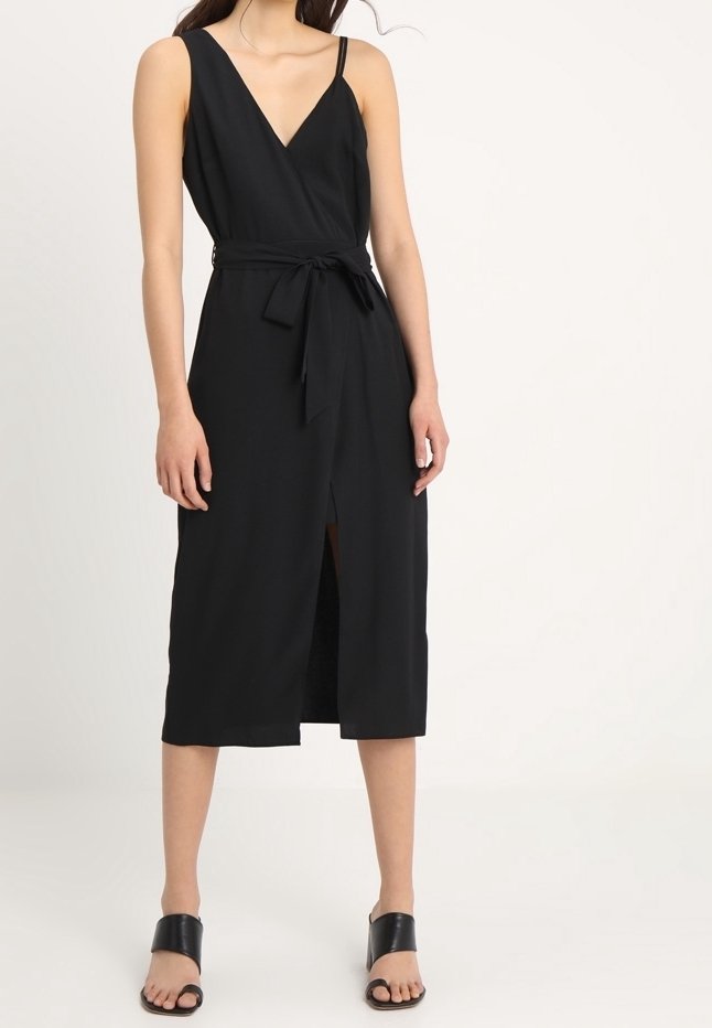 Musta hihaton midi-mekko V-kaula-aukolla, vyötäröltä vyötettynä ja etulävennyksellä. Valmistettu sileästä kankaasta, jossa on pehmeä rakenne.