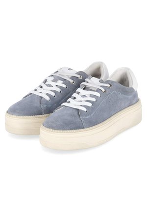 Een paar lichtblauwe suède sneakers met witte veters en dikke gebroken witte plateauzolen, getoond in een driekwart hoek op een witte achtergrond.