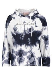 La sudadera con capucha presenta un patrón de tie-dye en azul marino y blanco, texto "ambición" en plata en la parte frontal, mangas largas y un corte relajado.