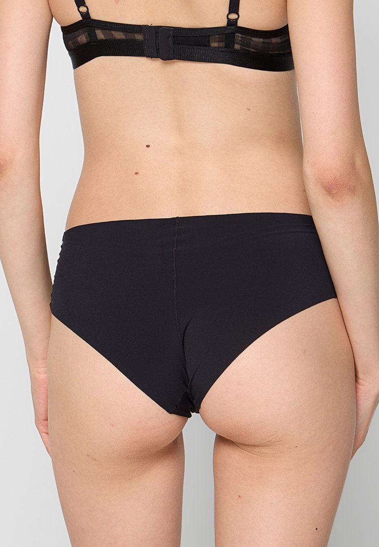 Schwarzer Bikini-Unterteil aus glattem Stoff, mit einem schlichten Design, mittelhohem Schnitt und elastischem Bund. Nahtdetails sind sichtbar.