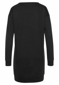 Schwarzes Sweatshirt mit langen Ärmeln, entspannter Passform, weitem Ausschnitt und gerippten Bündchen; glatte Textur und minimales Design.