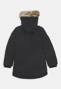 Schwarze isolierte Parka mit einer Kapuze aus Kunstfell, langen Ärmeln und gerippten Bündchen. Glatte Textur mit vertikalen Nahtdetails.