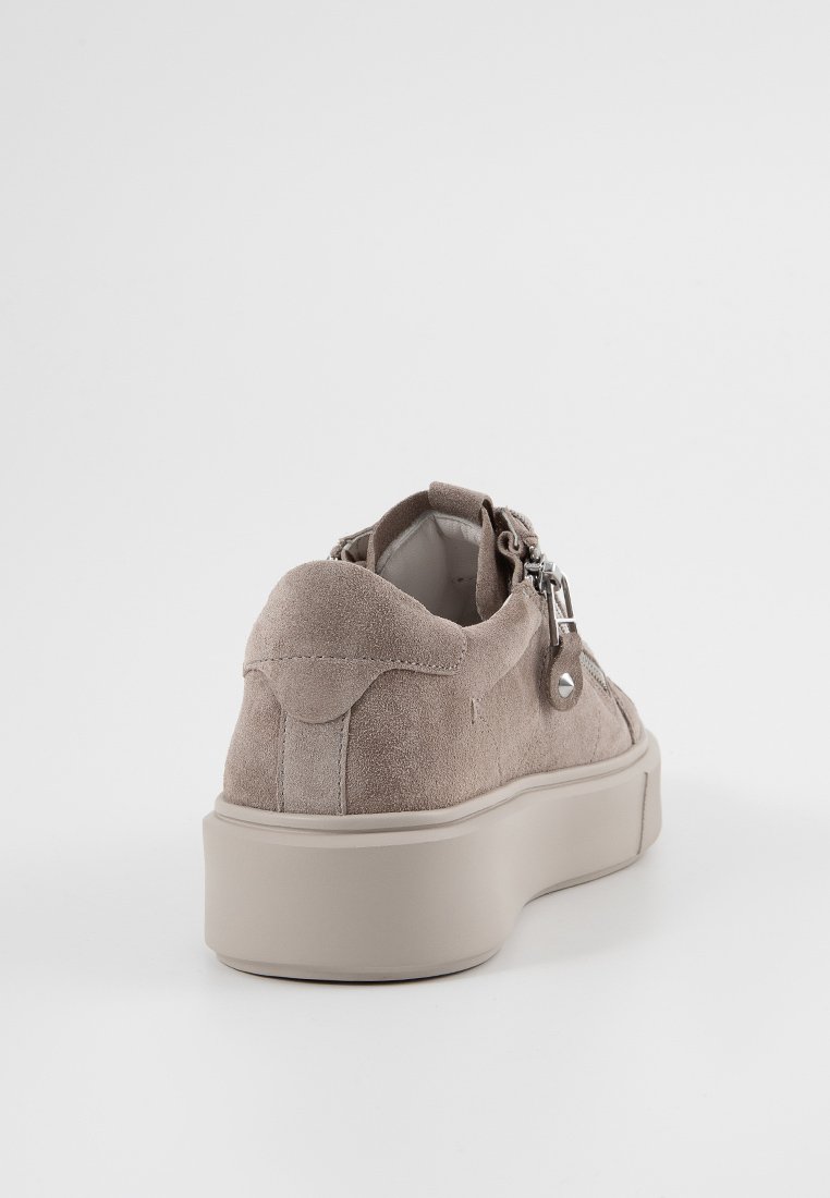 Suede-Sneaker in hellem Beige mit einer klobigen weißen Sohle. Verfügt über einen seitlichen Reißverschluss und metallische Akzente auf einer glatten Textur. Die Rückansicht zeigt ein rundes Design.