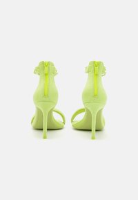 Tamaris Sandale s visokom petom - lime
