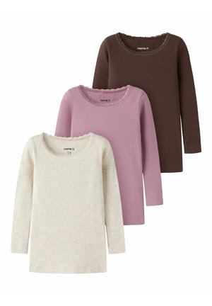 Trois hauts côtelés à manches longues pour filles en beige, lavande et brun foncé, chacun avec un col rond et une fine bordure en dentelle.