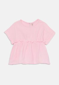 Top rosa a maniche corte realizzato in tessuto morbido e leggero. Presenta una vita arricciata e una chiusura con bottone sul retro.