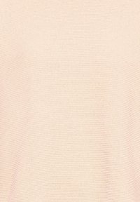 Jasnoróżowa dzianina prążkowana o miękkiej fakturze i jednolitym wzorze, z subtelnymi różnicami odcienia na powierzchni.