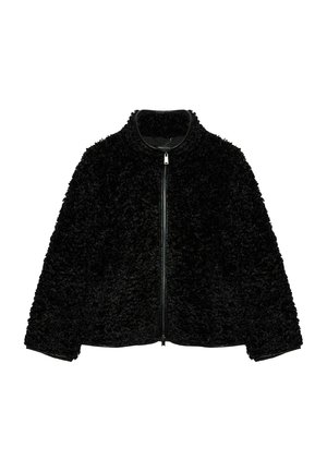 Czarna, puszysta kurtka na zamek błyskawiczny z wysokim kołnierzem i długimi rękawami, wykonana z teksturowanego materiału polarowego, bez widocznych wzorów lub logo.