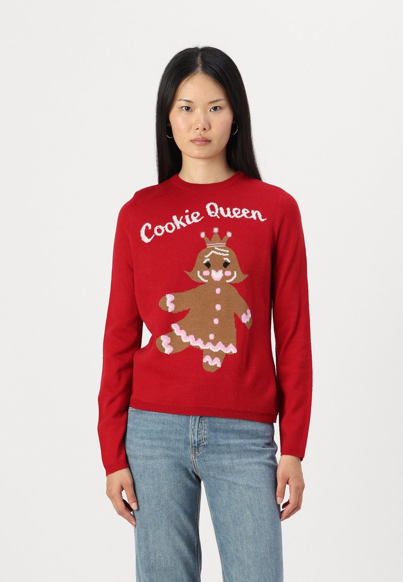 Maglione lavorato a maglia rosso con un personaggio di pan di zenzero con una corona e dettagli in glassa. Il testo sopra recita "Regina dei Biscotti". Maniche lunghe, vestibilità classica.