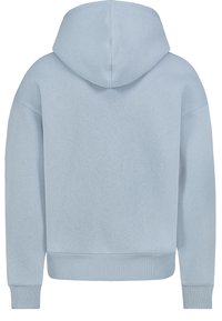 Lichtblauwe hoodie gemaakt van zachte stof. Bevat een capuchon met trekkoord, ribgebreide manchetten en een relaxed fit. Soepele textuur zonder zichtbare patronen.