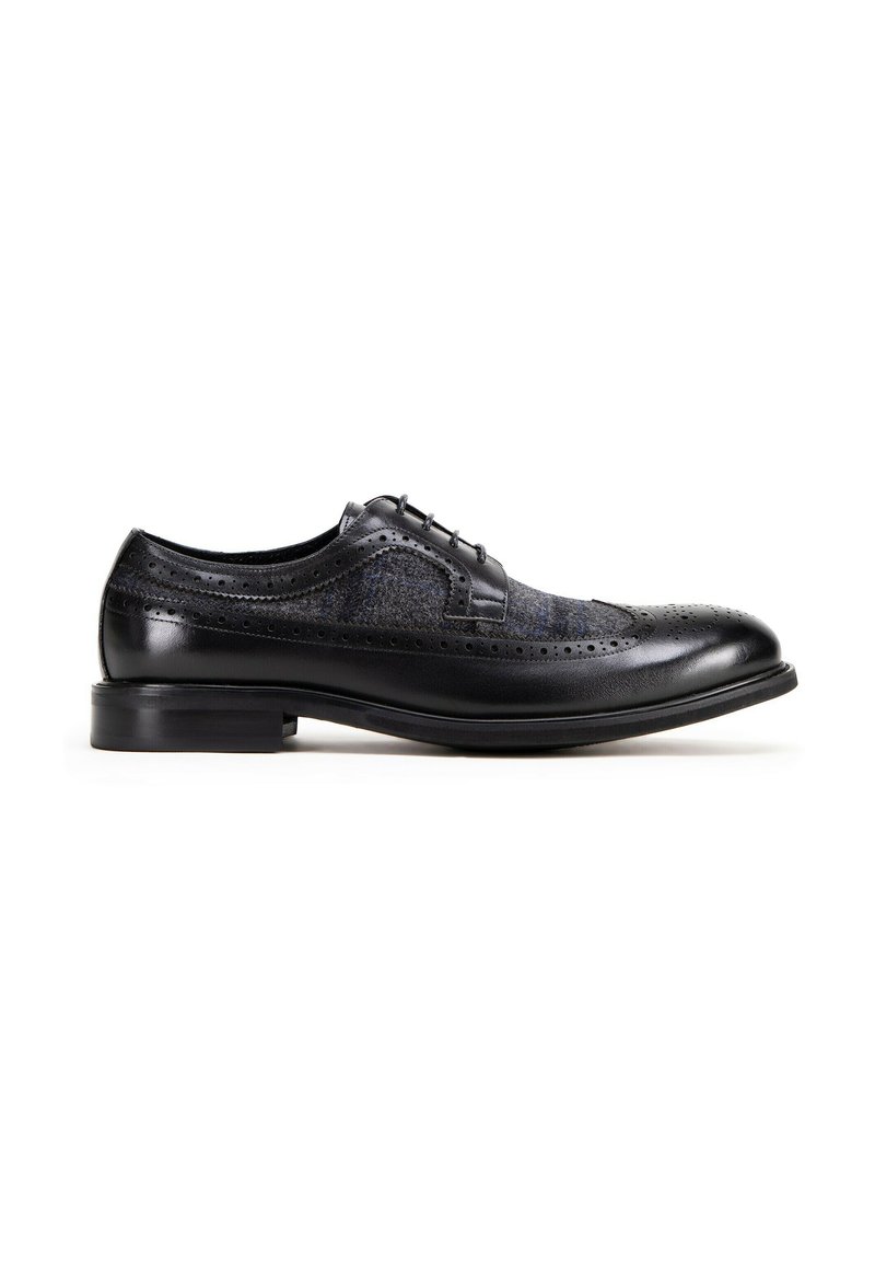 Zwarte leren dresschoenen met een gestructureerde grijze stoffen bovenkant, brogue-details en een stijlvolle lage hak. Ontworpen met vetersluiting.