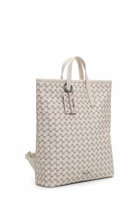 Sac fourre-tout beige avec un motif géométrique, fabriqué en matériau synthétique. Doté de deux poignées supérieures et d'une bandoulière amovible. Détails en métal argenté.
