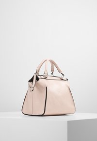 Lichtroze leren handtas met zwarte accenten, gestructureerde vorm, dubbele handgrepen en een verwijderbare schouderband. Vriendelijke textuur en een strak design.