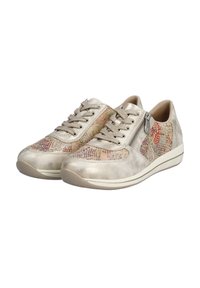 Metaliczne złote sneakersy z teksturowanym wzorem, z kontrastowym wzorzystym bocznym panelem, sznurowanym przodem i detalem w postaci zamka błyskawicznego z boku.